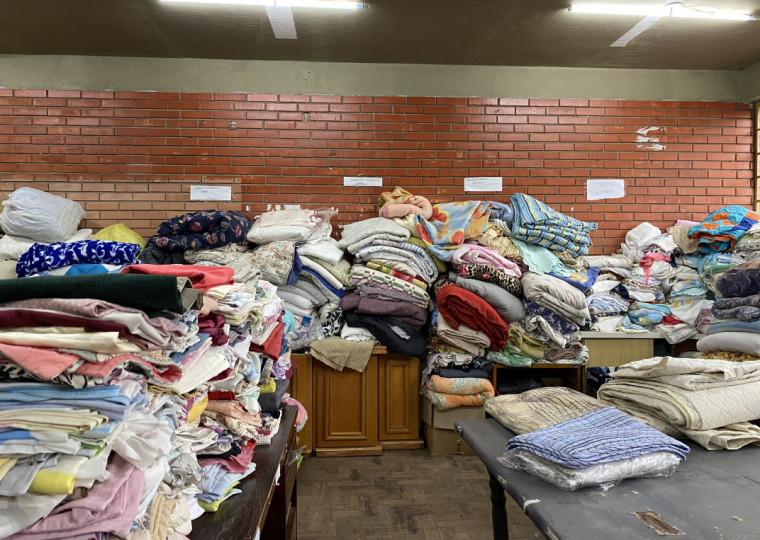 Sala de costura foi ocupada por doações de roupas de cama e de banho