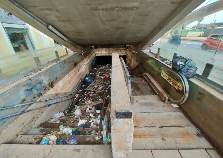 Estação, que fica no subsolo, protagoniza cena inacreditável: lixo quase transborda no acesso