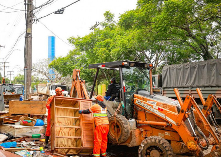 Prefeitura de Porto Alegre realiza limpeza em 10 locais atingidos pela cheia do Guaíba neste domingo (9)