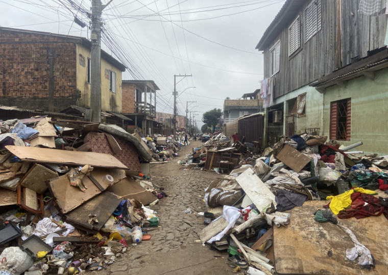 Rua Aderbal Rocha de Fraga, no bairro Sarandi, apresenta quantidade exorbitante de lixo