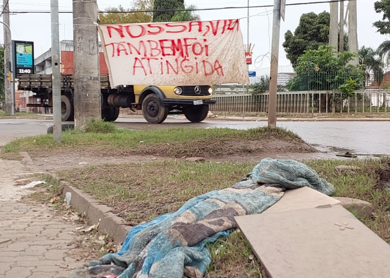 Moradores da comunidade reclamam que os entulhos impedem a chegada de donativos