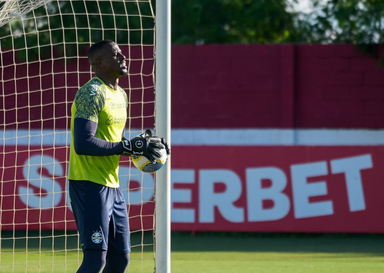 Goleiro Caíque ganhará uma oportunidade na meta gremista neste domingo, contra o Botafogo