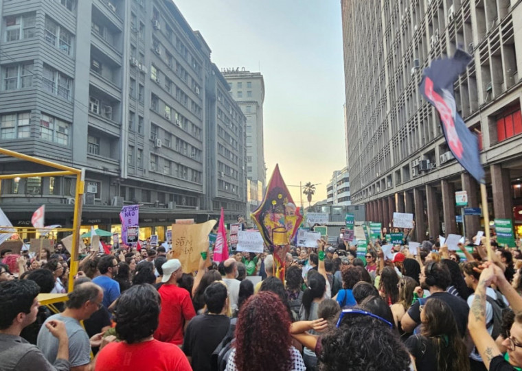 Manifestação iniciou às 17h desta sexta-feira (14) na Esquina Democrática