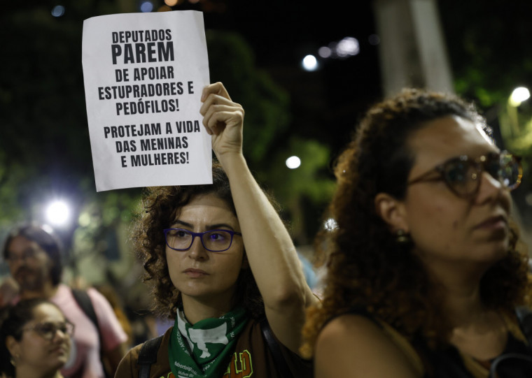 Atualmente aborto é permitido em caso estupro, anencefalia do feto ou risco de vida à mulher