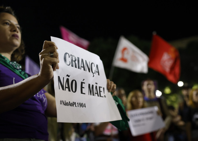 Manifestação de protesto contra o PL 1904/24, que equipara aborto a homicídio, com pena de até 20 anos, reuniu mulheres na Cinelândia, no Rio de Janeiro