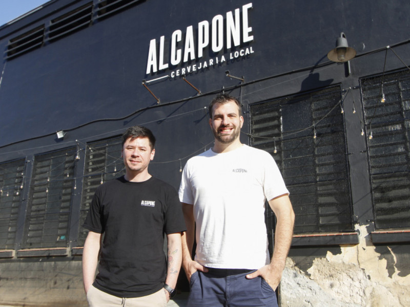 Cláudio Meireles, gestor do Alcabar, e Andrews Calcagnotto, sócio da Alcapone, preparam retomada do espaço Foto: EVANDRO OLIVEIRA/JC
