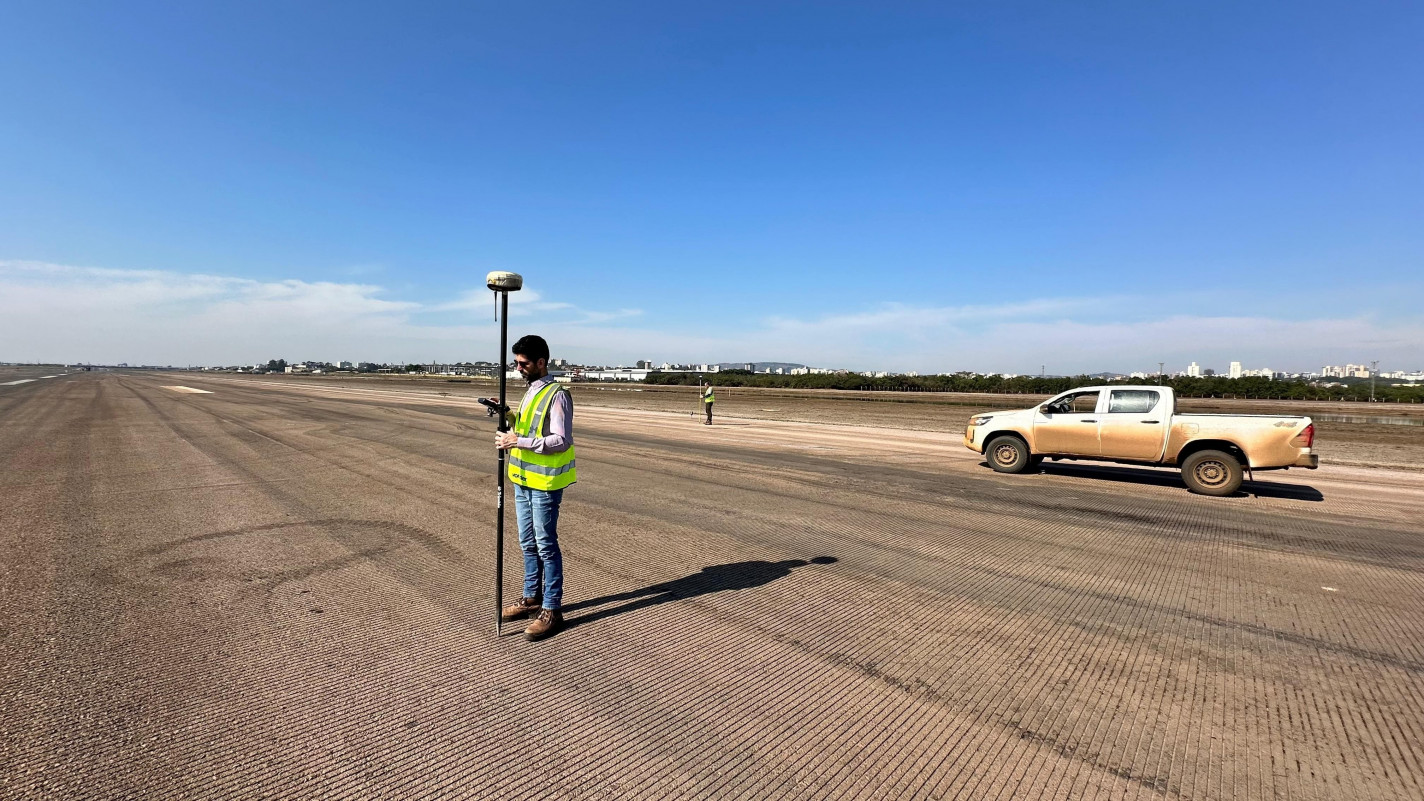 {'nm_midia_inter_thumb1':'https://www.jornaldocomercio.com/_midias/jpg/2024/06/14/206x137/1_planode_voo_aeroporto_porto_alegre_pista_topografia_analise_inundacao_jornal_do_comercio-10605610.jpg', 'id_midia_tipo':'2', 'id_tetag_galer':'', 'id_midia':'666c463c15d4f', 'cd_midia':10605610, 'ds_midia_link': 'https://www.jornaldocomercio.com/_midias/jpg/2024/06/14/planode_voo_aeroporto_porto_alegre_pista_topografia_analise_inundacao_jornal_do_comercio-10605610.jpg', 'ds_midia': 'Plano de Voo - Aeroporto Internacional Salgado Filho - Porto Alegre - inundação - limpeza - pista - pousos e decolagens - cheia - enchente - clima -topografia ', 'ds_midia_credi': 'FRAPORT BRASIL/DIVULGAÇÃO/JC', 'ds_midia_titlo': 'Plano de Voo - Aeroporto Internacional Salgado Filho - Porto Alegre - inundação - limpeza - pista - pousos e decolagens - cheia - enchente - clima -topografia ', 'cd_tetag': '58', 'cd_midia_w': '1424', 'cd_midia_h': '801', 'align': 'Left'}