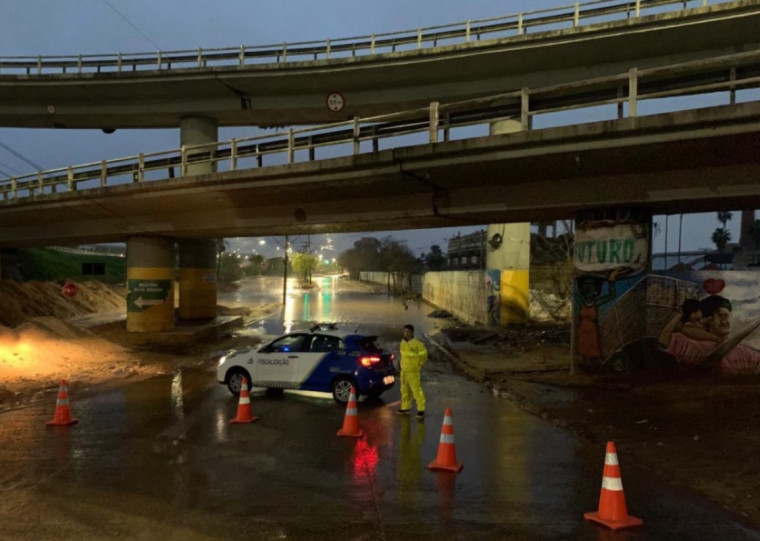 O cruzamento com a avenida Sertório foi fechado para circulação no início deste domingo