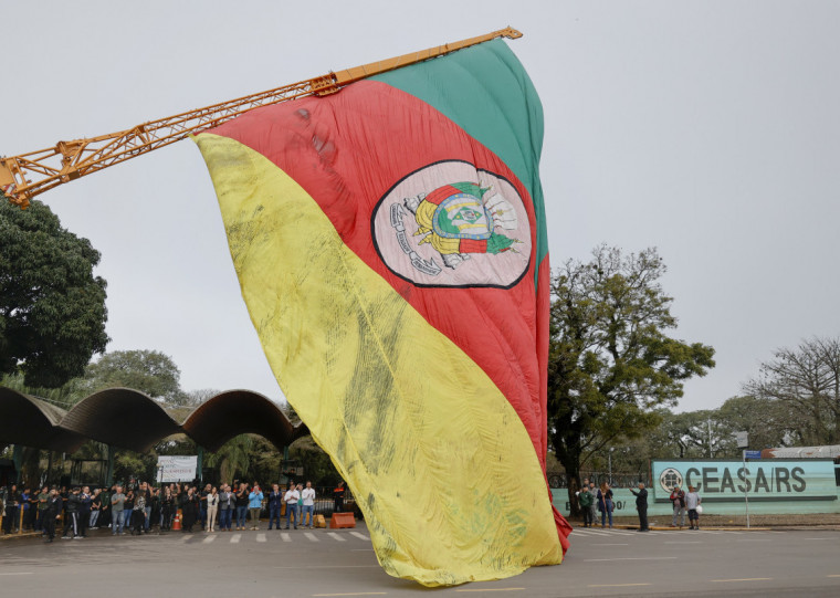 Hasteamento de uma bandeira gigante do Rio Grande do Sul marcou reabertura da Ceasa/RS