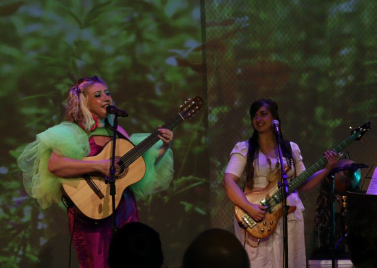 Clarissa Ferreira em um dos shows de lançamento do álbum LaVaca
