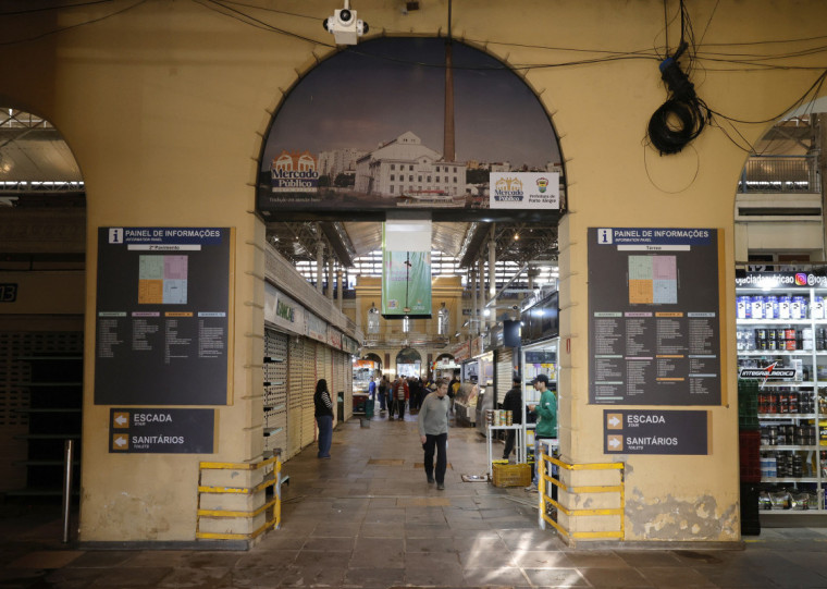 Burburinho e grande fluxo de frequentadores em corredores voltaram à cena do Mercado Público