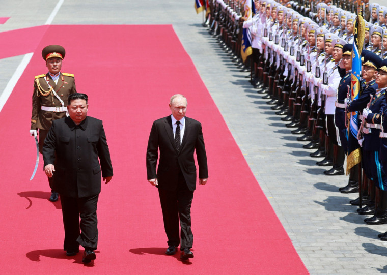 Presidente russo foi recebido com uma grande festa em Pyongyang