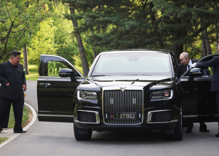Putin presenteou Kim com um segundo modelo russo de uma limusine Aurus Senat