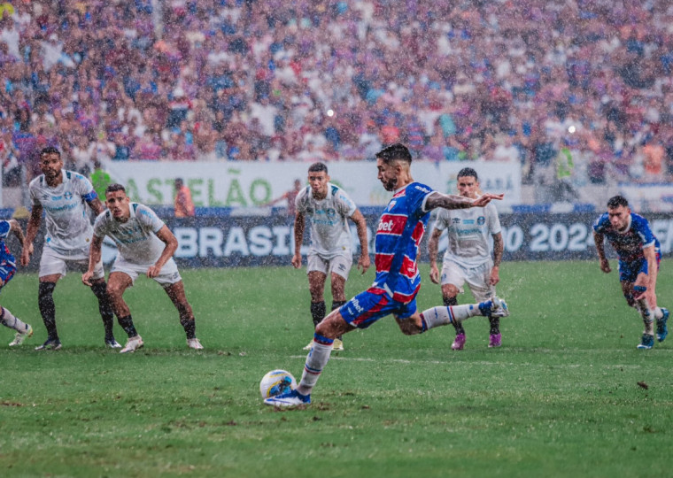 Lucero fez o gol de pênalti que abriu o placar para o Fortaleza contra o Grêmio