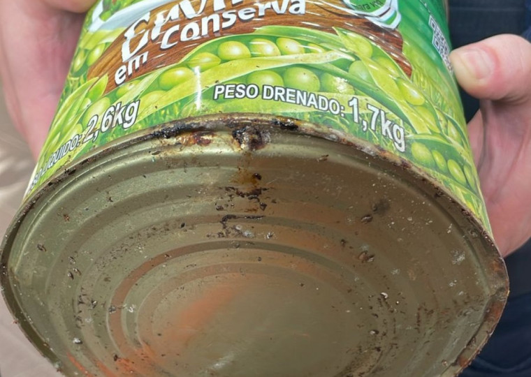 Procon mostra lata de alimento com ferrugem e danos que são associados à ação da água