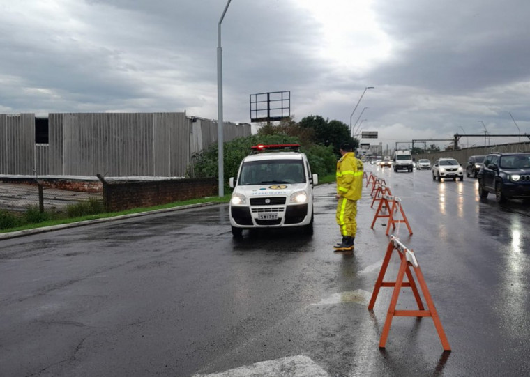 Agentes da EPTC bloquearam o trânsito na av. Castelo Branco no acesso para a Sertório