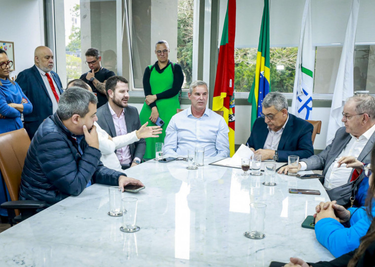 Proposta foi entregue pelo prefeito da capital gaúcha ao presidente da Câmara, Mauro Pinheiro (c)