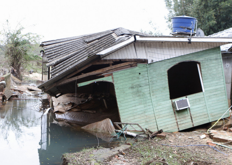 Benefício federal que concede R$ 5,1 mil para famílias afetadas pela enchente depende de solicitação das prefeituras