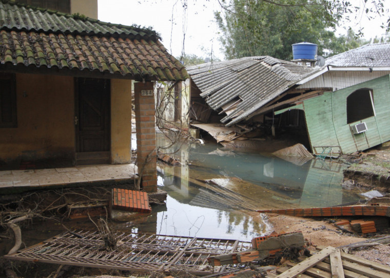 Bairro registra muitos danos da enchente de maio