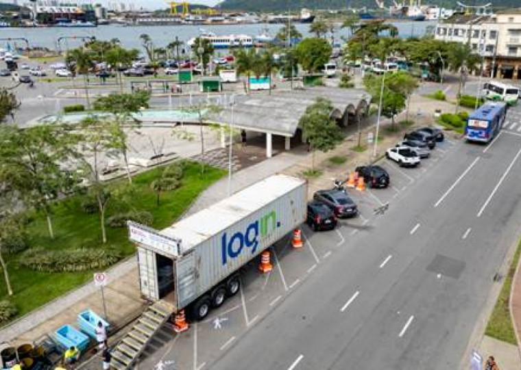 Por meio da logística integrada, as entregas são realizadas por transporte marítimo e rodoviário