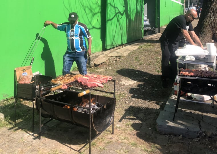 O churrasco é uma tradição dos torcedores gaúchos antes de partidas de futebol