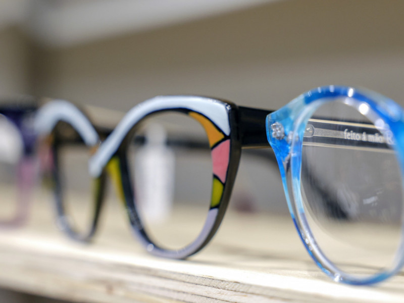 A marca tem como foco o handmade, já que os óculos da Pop são pintados à mão pela empreendedora Foto: TÂNIA MEINERZ/JC