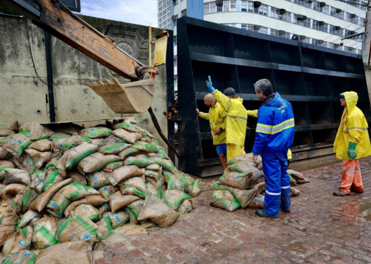 Ação preventiva da prefeitura de Porto Alegre ocorreu com represamento das águas pelo vento Sul; Eldorado e Guaíba já estão em alerta ￼