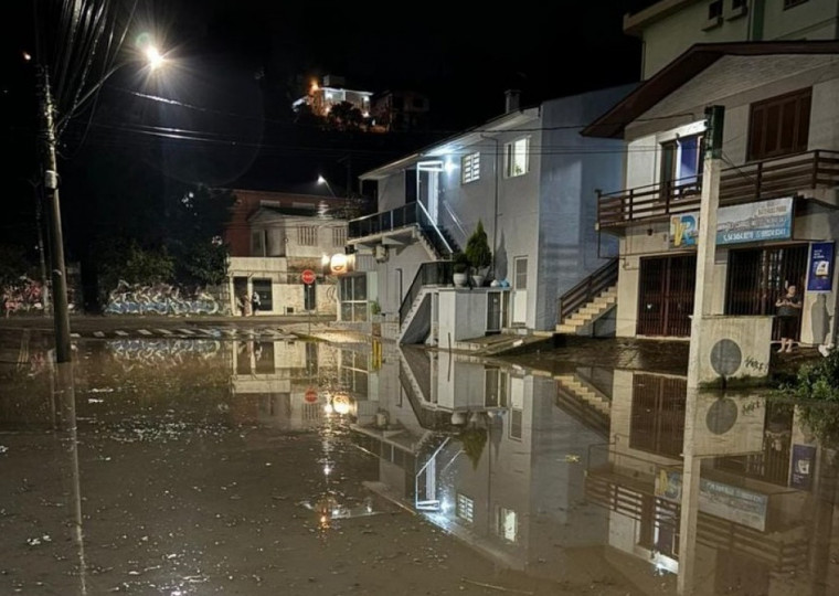 A chuva na noite de domingo em Bento Gonçalves causou alagamentos e estragos