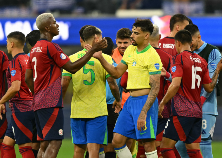 Lucas Paquetá cumprimenta o jogador da Costa Rica Jeyland Mitchell após o empate sem gols