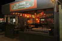 O El Farol está localizado na rua Mariante, nº 855, no Rio Branco