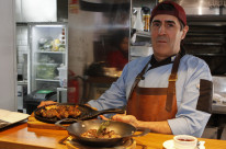 Darwin Mariño é o chef por trás do cardápio do Ríncon 74, operação que fica no Mercado Público da Capital