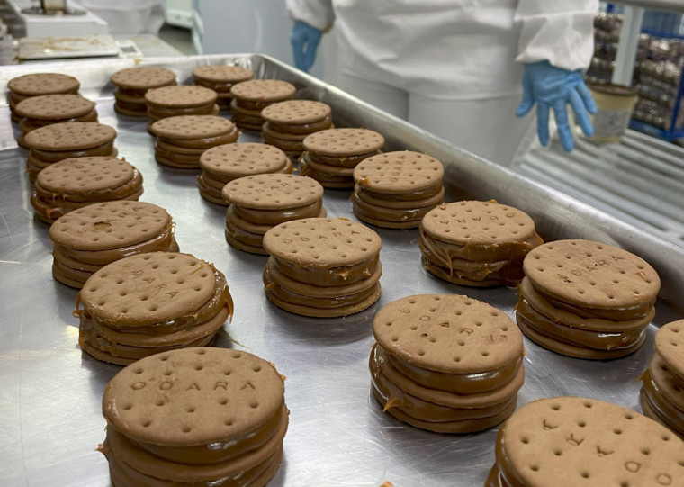 Bolachas voltaram a ser "cimentadas" por doce de leite para depois virar o Alfajores Odara 