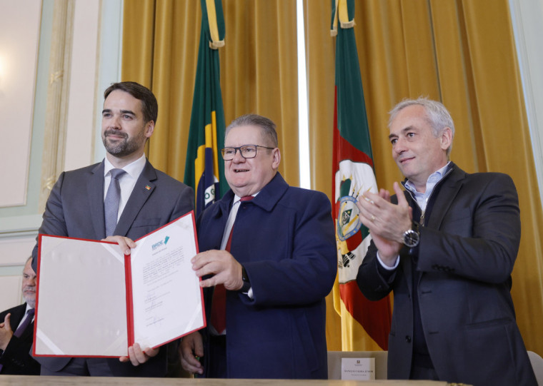 Ranolfo Vieira Júnior após assinar o termo de posse como presidente do BRDE, ao lado do governador Eduardo Leite e do antecessor no comando do banco, João Paulo Kleinübing