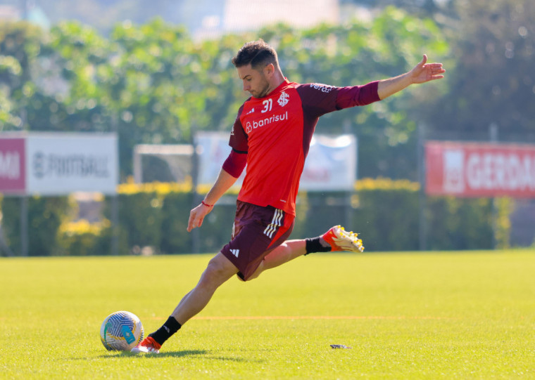 Alario cumpriu suspensão, treinou normalmente e deve ser titular no Maracanã