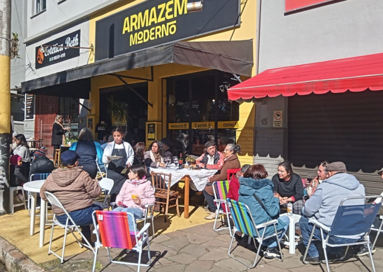 Almoço com nhoque solidário para obter recursos lotou com clientes que frequentam o armazém  