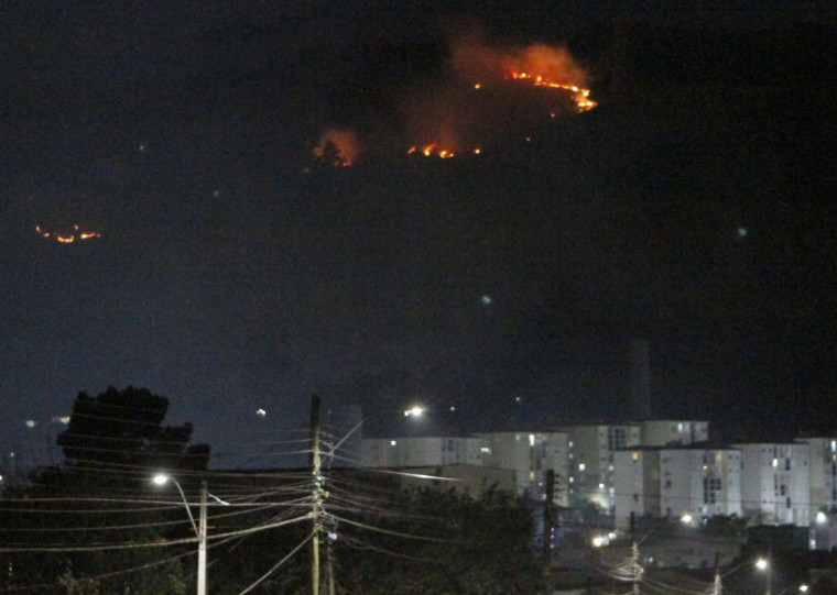 Incêndio tomou grandes proporções da tarde para a noite desta quarta-feira (3)