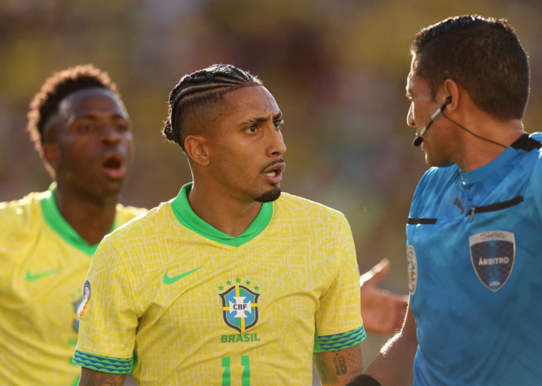 Jogadores da seleção cobraram o árbitro Jesús Valenzuela sobre o pênalti não marcado