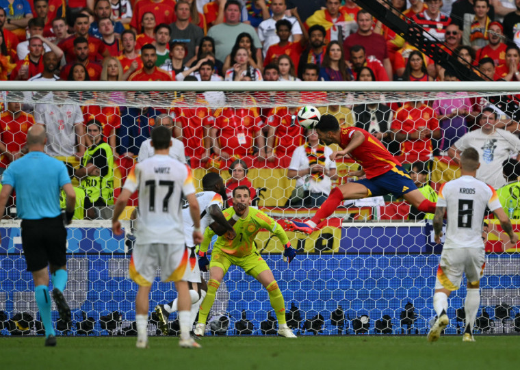 Mikel Merino fez de cabeça o gol que colocou os espanhóis na semifinal da Eurocopa