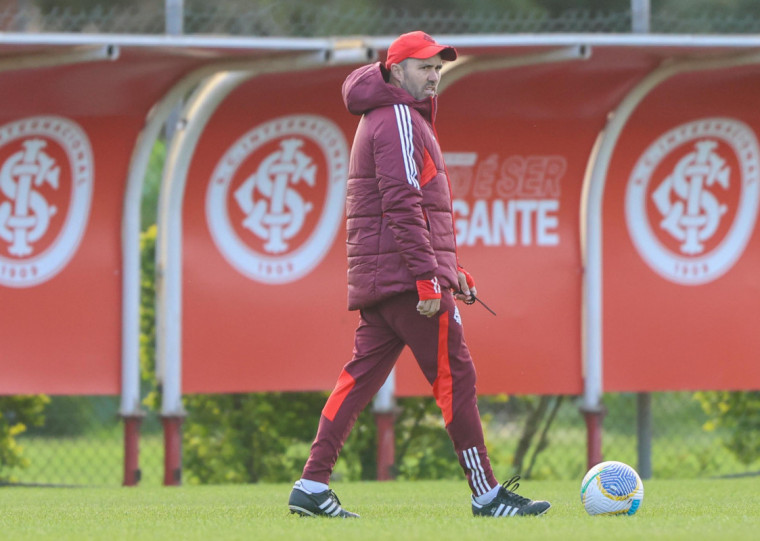 Chacho comanda o último treino antes do jogo neste sábado, no CT de Alvorada