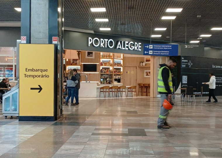 Sinalização para novo local de embarque já foi posicionada e tem café já aberto no terminal