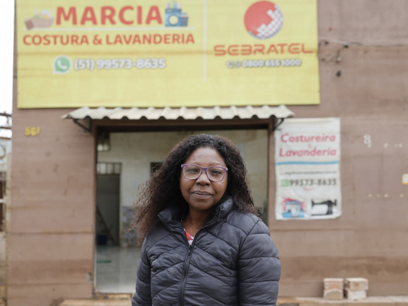 Rejane Rosa fundou a Márcia Costuras e Lavanderia em Canoas há 10 anos, após se aposentar  Foto: TÂNIA MEINERZ/JC