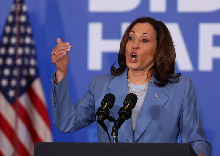 Alguns democratas estão voltando à atenção para a vice-presidente Kamala Harris como alternativa