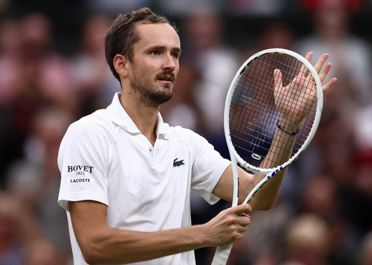 O russo Daniil Medvedev se aproveitou do mau momento físico de Jannik Sinner para avançar às semifinais de Wimbledon