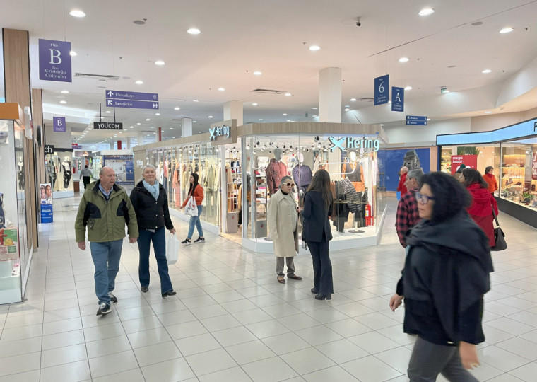 Fluxo em shopping aumentou para repor guarda-roupa após doações e pelo frio mais intenso