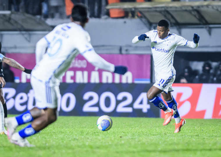 Arthur Gomes puniu a desatenção gremista e fez o segundo gol do Cruzeiro 