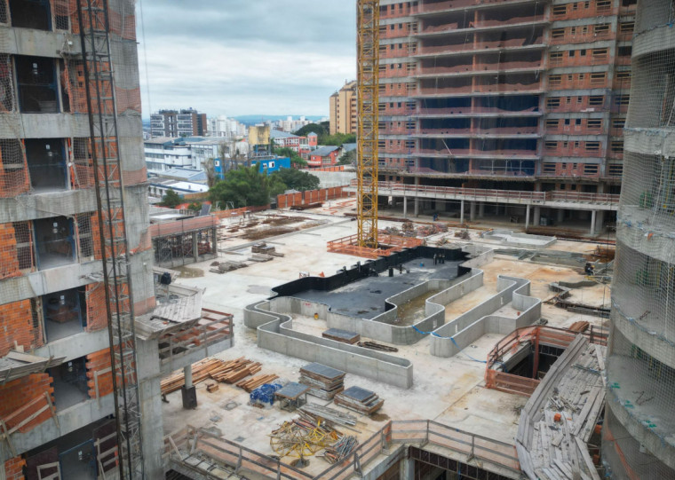 Durante as enchentes, alguns canteiros de obras ficaram paralisados por até 40 dias