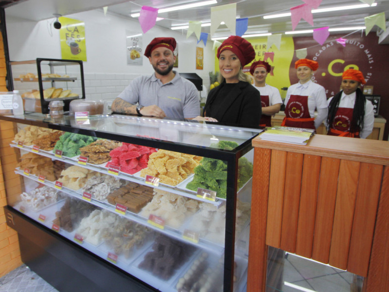 A loja oferece mais de 20 op&ccedil;&otilde;es de sabores de cocada  Foto: EVANDRO OLIVEIRA/JC