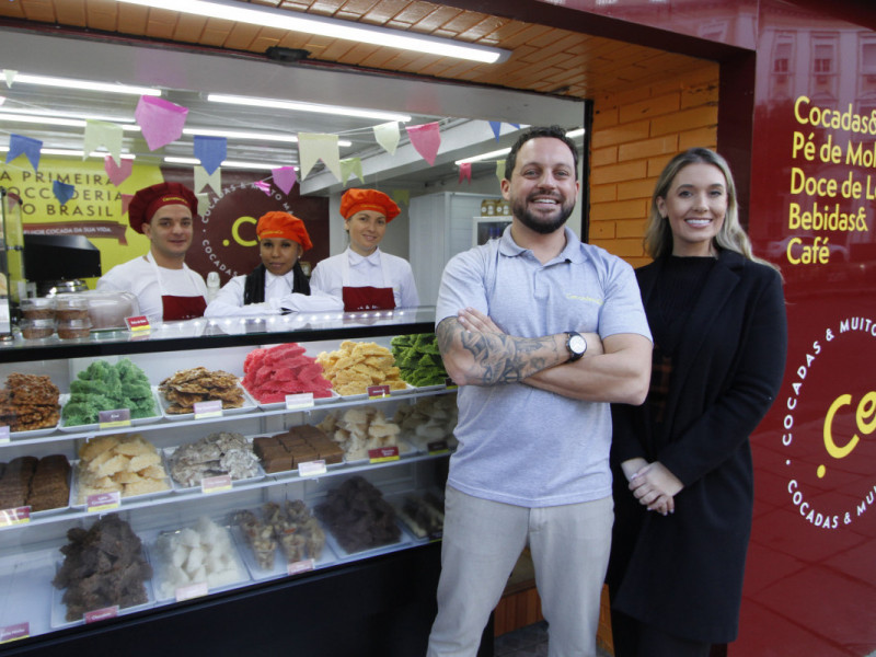 Filipe Sales e Priscila Portal s&atilde;o s&oacute;cios da Coccaderia.Co, novidade no Centro de Porto Alegre Foto: EVANDRO OLIVEIRA/JC