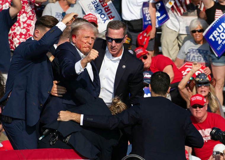 Trump foi atingido de raspão na orelha e retirado do palco sangrando