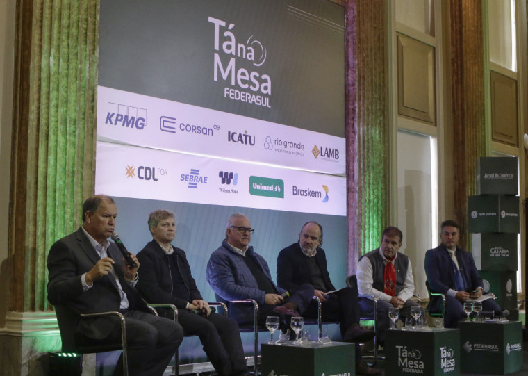 Alceu Moreira (MDB), Marcel Van Hattem (Novo), Pedro Westphalen (PP), Pompeu de Mattos (PDT) e Tenente-Coronel Zucco (PL) participaram do Tá na Mesa desta quarta (17)